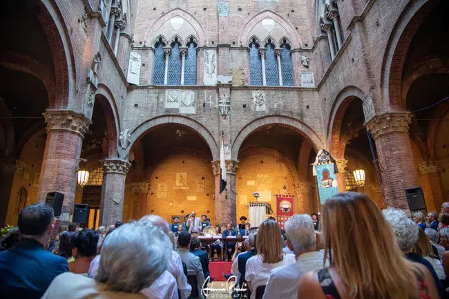 Palio di Siena del 2 luglio 2022: alle 19 di oggi la presentazione del Drappellone
