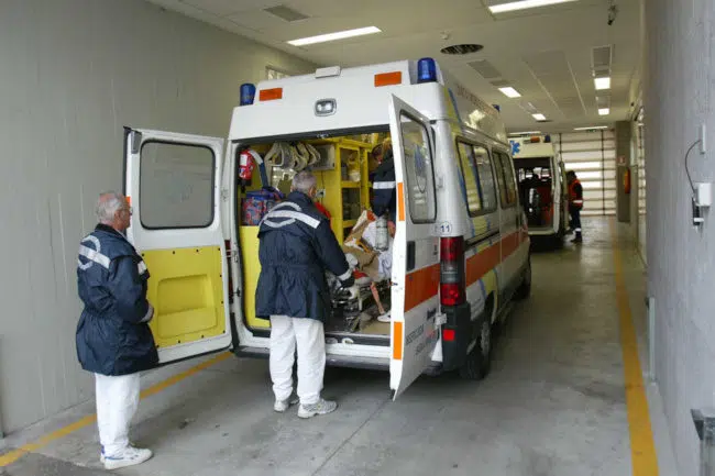 Incidente tra scooter e camion: 28enne in gravi condizioni