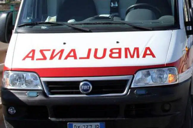 In moto contro un trattore: 52enne ferito gravemente Ambulanza vista da davanti