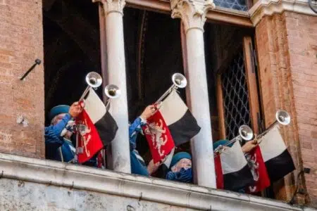 Onda, Selva e Chiocciola le Contrade estratte per il Palio di Siena del 16 agosto 2022 Estrazione Palio di Siena, chiarine trombetti Palazzo Pubblico