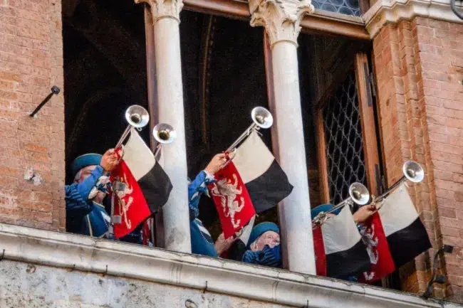 Estrazione Palio di Siena, chiarine trombetti Palazzo Pubblico