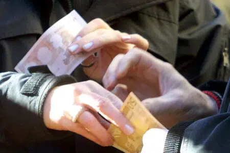 20enne estorce 3.500 euro ed un iPhone minacciando un coetaneo: arrestato dai Carabinieri