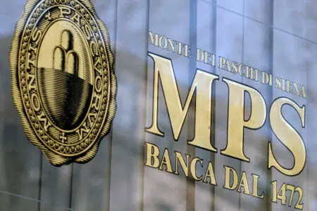 Mps, Provincia di Siena: “Mancata interlocuzione con gli enti locali” Mps, logo su finestra banca