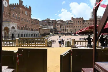 Palio di Siena del 2 luglio 2022: 86 cavalli ammessi alle prove regolamentate, nessuno direttamente alla Tratta