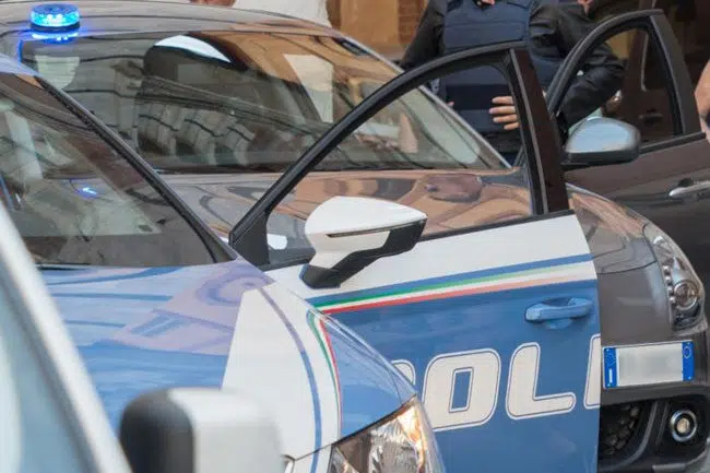 Aggredisce e minaccia la compagna: 50enne allontanato dalla casa familiare dalla Polizia