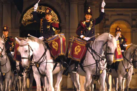 La Fanfara a Cavallo della Polizia di Stato si esibisce sul tufo di Piazza del Campo