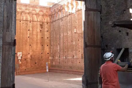 Siena, prosegue il restauro delle porte lignee: smontata Porta dei Pispini