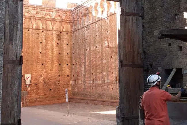 Siena, prosegue il restauro delle porte lignee: smontata Porta dei Pispini