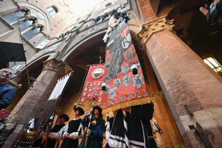 Palio di Siena del 2 luglio 2022: presentato il Drappellone realizzato da Emma Sergeant