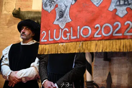 Palio di Siena del 2 luglio 2022, Duccio Balestracci presenta il Drappellone di Emma Sergeant