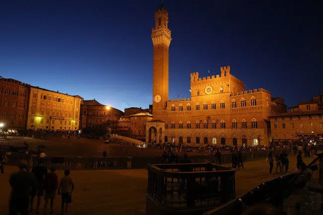 Palio di Siena, vista notturna di Piazza del Campo prima delle prove regolamentate