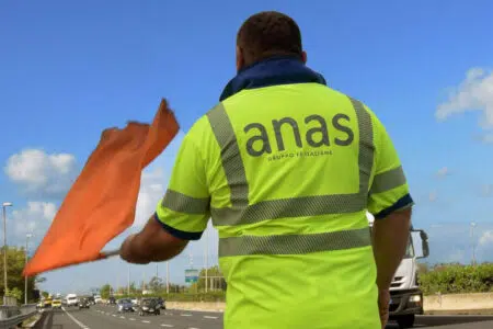 Lavori raccordo Siena-Firenze: manutenzione dal 2 al 6 settembre Operaio Anas con bandiera per rallentare il traffico