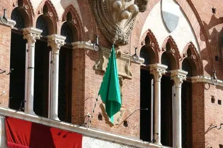 Annullata la quarta prova del Palio di Siena del 2 luglio 2023 Bandiera verde Palio di Siena
