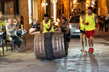 Cortei storici, prove libere in notturna e il nuovo art work grafico: Montepulciano prepara il Bravìo delle Botti 2022