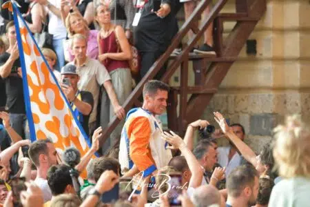 Palio di Siena dell’Assunta: le immagini della corsa e del giubilo del Leocorno – FOTO