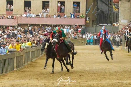 Palio di Siena 2 luglio 2022: TRIONFA IL DRAGO in un Palio a sei