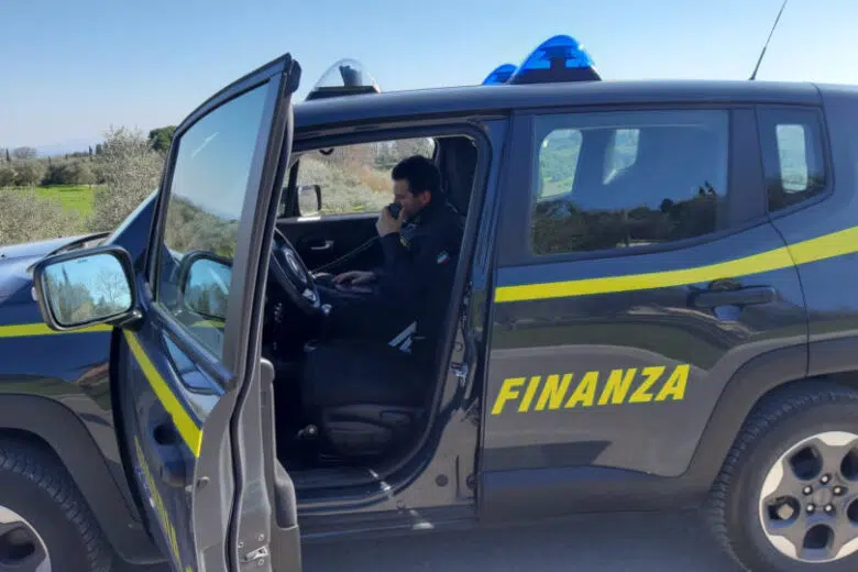 Intensificati i controlli della Gdf di Siena: 3 persone sorprese con sostanze stupefacenti Guardia di Finanza, auto