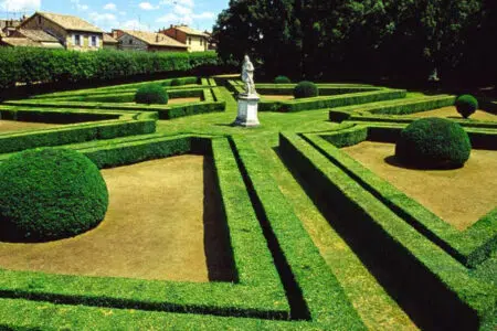Tra luci e ombre, a San Quirico visite notturne tra le suggestioni di Palazzo Chigi, Horti Leonini e la bellezza della Collegiata