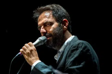 Neri Marcorè, a Chianciano viaggio in musica sulle tracce di Gianmaria Testa