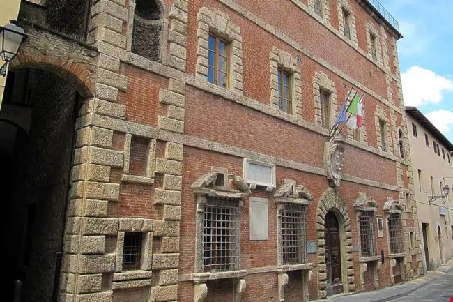 Colle, rotatoria in viale dei Mille: incontro in Comune con gli esercenti