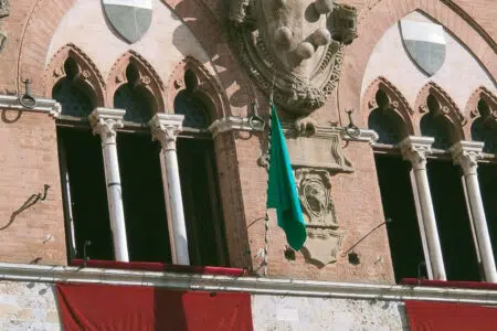 Palio di Siena del 2 luglio 2026 rinviato a causa della pioggia – GLI ORARI di venerdì 3 Palio di Siena, bandiera verde Palazzo Pubblico