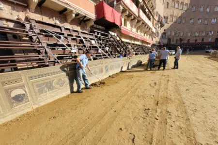 Palio di Siena, in 60 al lavoro per sistemare il tufo dopo il maltempo