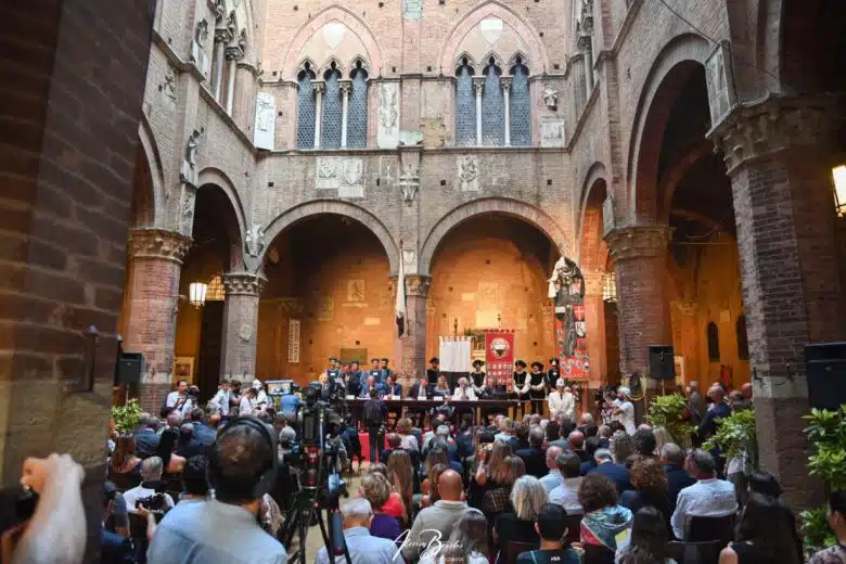 Palio di Siena del 16 agosto 2022: mercoledì 10 la presentazione del Drappellone di Andrea Anastasio