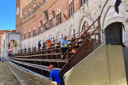 Palio di Siena, ordinanze su allestimento e palchi in Piazza del Campo Palio di Siena, montaggio palco comparse