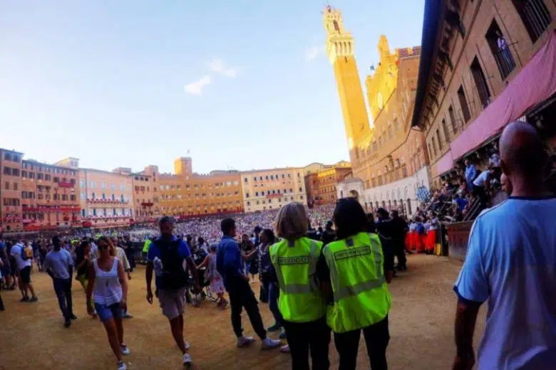 Soccorritori del 118 in Piazza del Campo in occasione del Palio di Siena