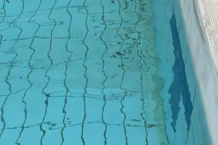 Azione Poggibonsi: ”Piscina del Bernino sporca e pericolosa, intervenga il Comune”