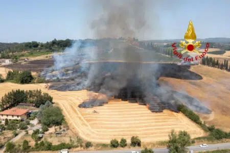 Vasto incendio di sterpaglie a Poggibonsi domato dai Vigili del Fuoco