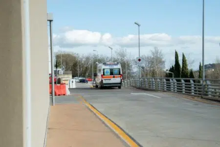 In gravissime condizioni dopo essere stato colpito da un aliante in atterraggio Ambulanza al pronto soccorso del policlinico di Siena