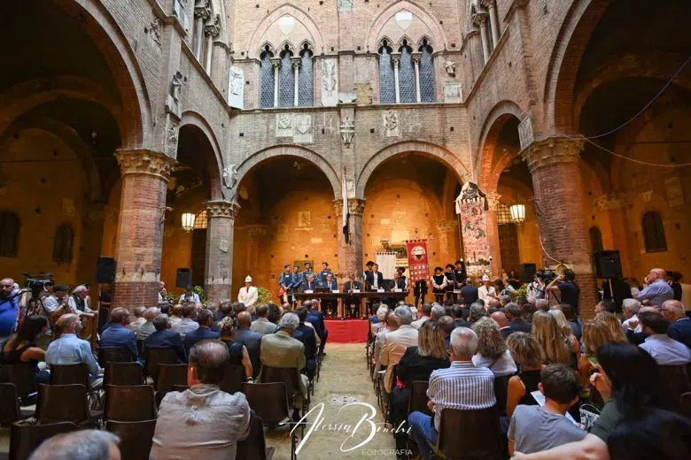 Palio di Siena del 16 agosto 2022: presentato il Drappellone realizzato da Andrea Anastasio Presentazione Drappellone Palio di Siena, cortile del Podestà