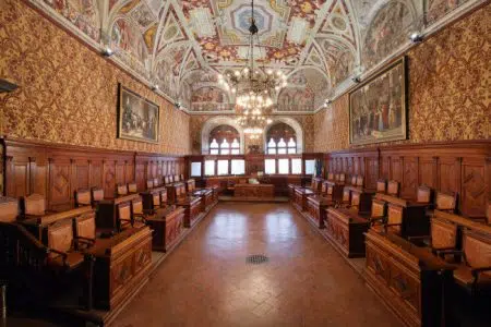 Il Consiglio comunale di Siena convocato per martedì 30 luglio: l’ordine del giorno Sala del Capitano del Popolo, sede Consiglio comunale di Siena