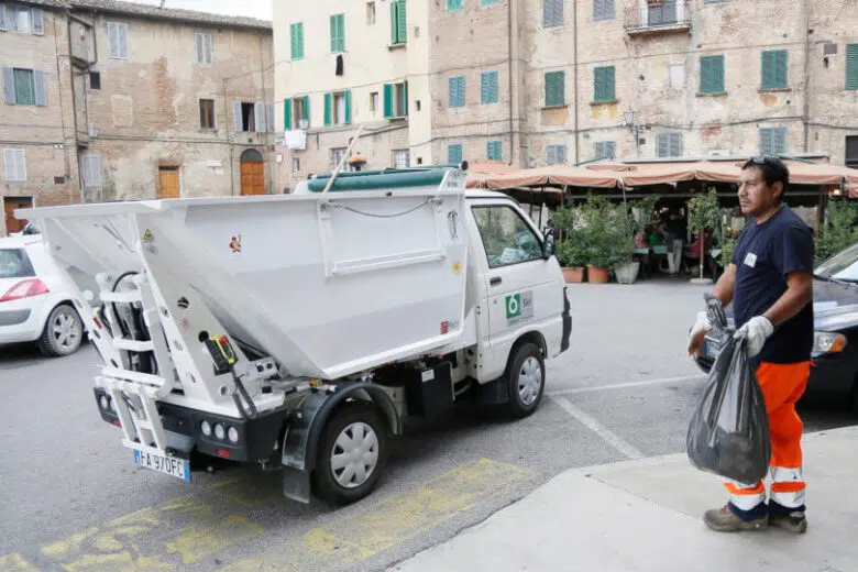 Siena: le modifiche ai servizi di raccolta rifiuti nei giorni di Palio Sei Toscana, raccolta rifiuti, operatore e furgoncino a Siena