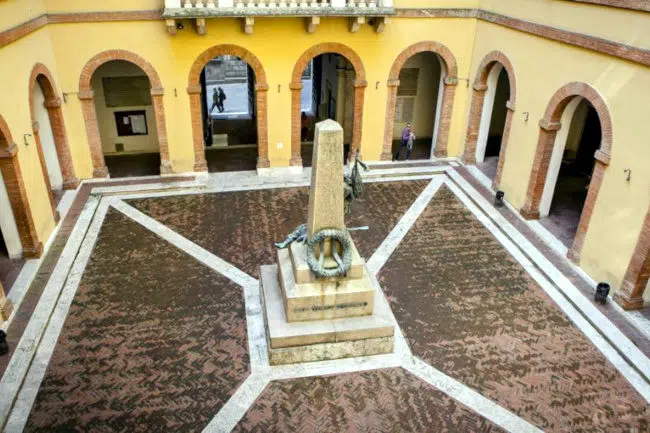 Università di Siena, avviso individuazione locali per ospitare studenti internazionali Università di Siena, cortile interno del Rettorato
