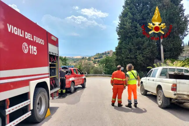 Montisi, vasto incendio di sterpaglie lambisce abitazioni