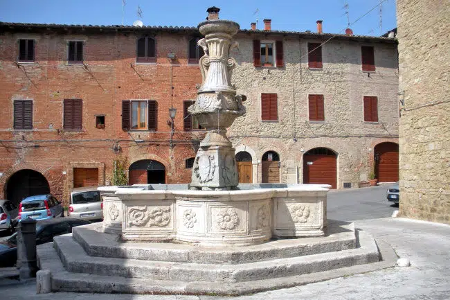 Illuminazione pubblica Asciano, entro un anno la riorganizzazione Fontana nel centro di Asciano