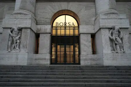 Borsa, Mps chiude a Piazza Affari a +5,54% dopo i dati del 2023 Piazza Affari, Borsa italiana