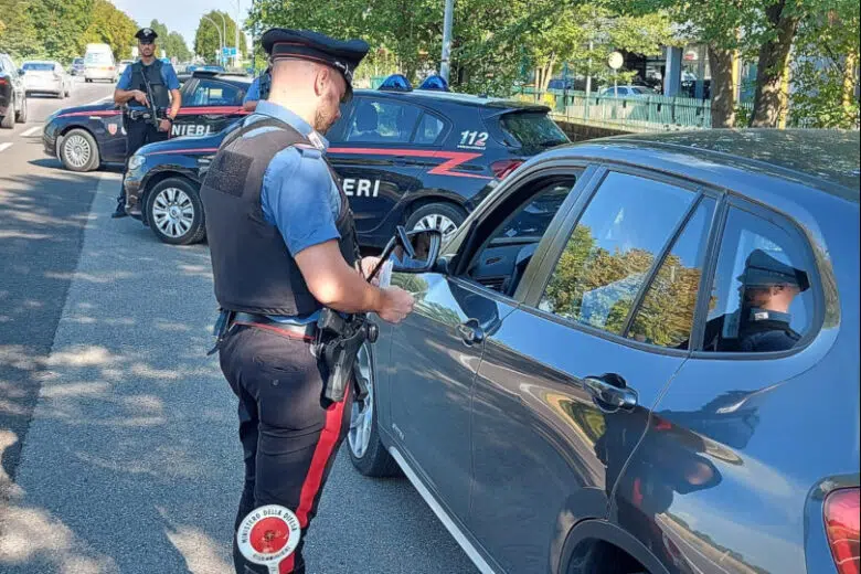 Guidava con patente straniera falsa: denunciato dai Carabinieri