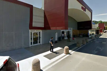 Poggibonsi, fanno esplodere il bancomat al centro commerciale e fuggono con il bottino