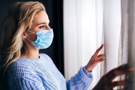 Covid-19, riduzione a 5 giorni del tempo di isolamento per gli asintomatici