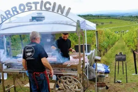 A Villa a Sesta torna “dit’unto”, il festival del mangiar con le mani dit'unto a Villa a Sesta, banco arrosticini