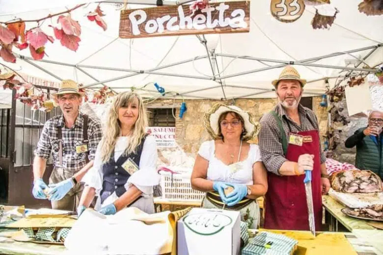 A Villa a Sesta torna “Dit’unto”, il festival del mangiar con le mani dit'unto a Villa a Sesta, banco porchetta