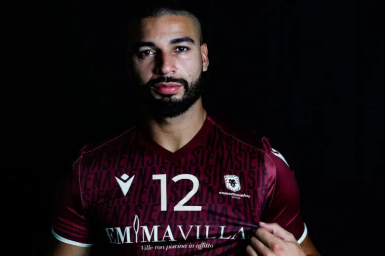 Emma Villas Aubay Siena in campo per la prima amichevole con la nuova terza maglia di color rosso porpora