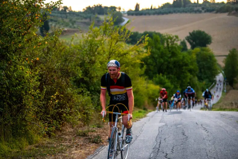 Gaiole in Chianti: indicazioni viabilità e parcheggi in occasione de L’Eroica 2023 L'Eroica, ciclista in salita
