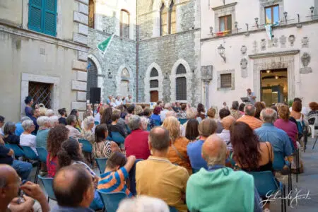 Michela Andreozzi e Max Vado chiudono “La Terrazza” a San Casciano dei Bagni