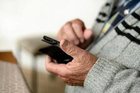 Falsi SMS: l’Asl Tse mette in guardia da possibili truffe telefoniche Smartphone, anziano