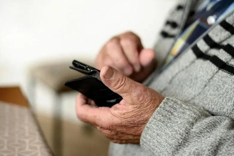 “Scopriamo come usare i nostri smartphone”, a Siena laboratorio digitale per anziani al centro Bernardo Tolomei Smartphone, anziano