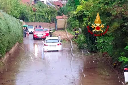 Auto rimane bloccata nella carreggiata invasa dall’acqua, intervengono i Vigili del Fuoco